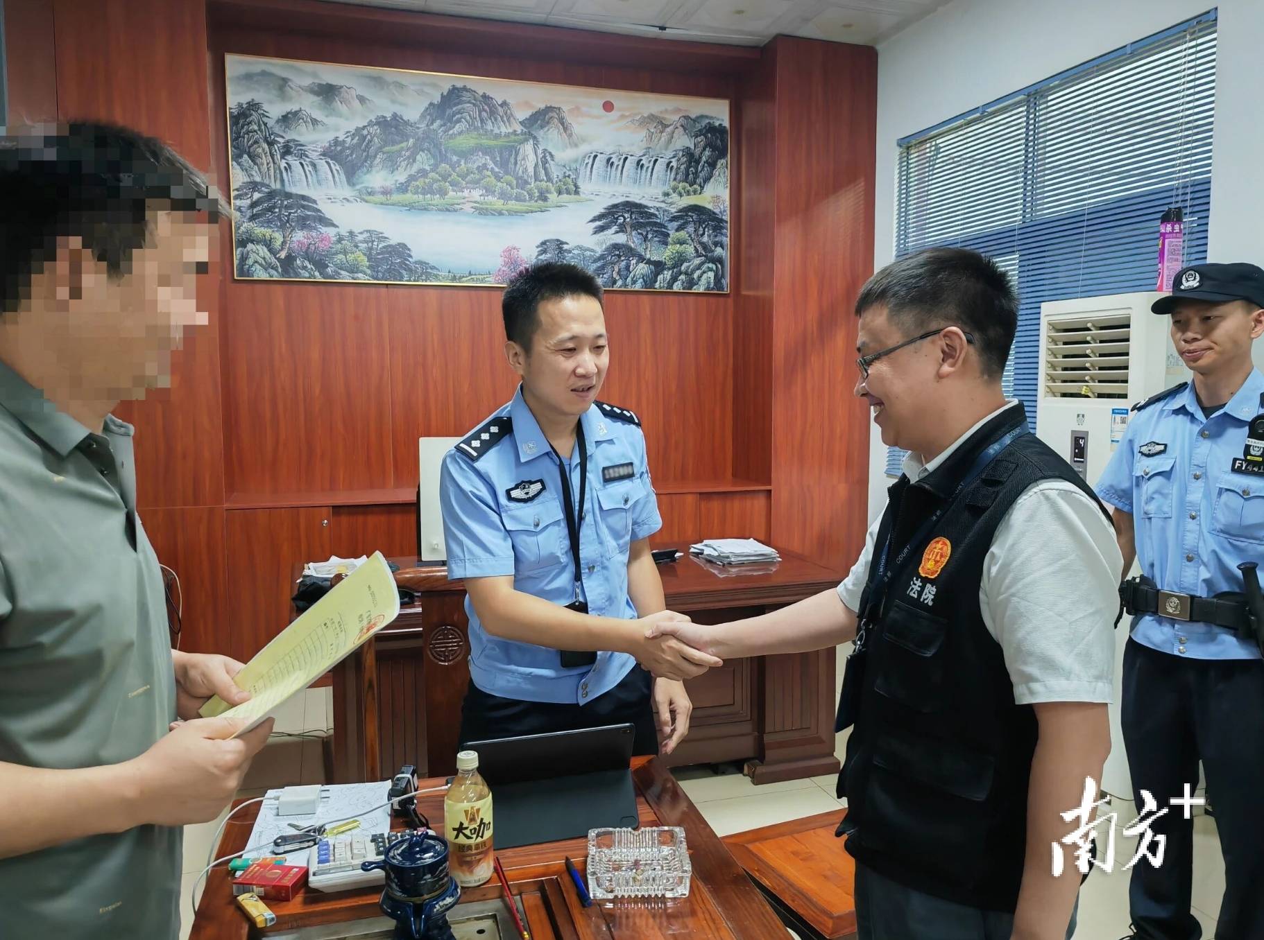 佛山法院聯(lián)動(dòng)?xùn)|莞公安<strong></p>
<p>宏鑫機(jī)械設(shè)備有限公司
</strong>，跨市追回被非法轉(zhuǎn)移查封財(cái)產(chǎn):宏鑫機(jī)械設(shè)備有限公司
