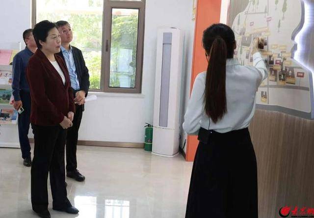 青島西海岸新區(qū)人大常委會(huì)黨組書(shū)記、主任佟海燕一行到紅石崖街道調(diào)研:宏鑫機(jī)械設(shè)備有限公司

