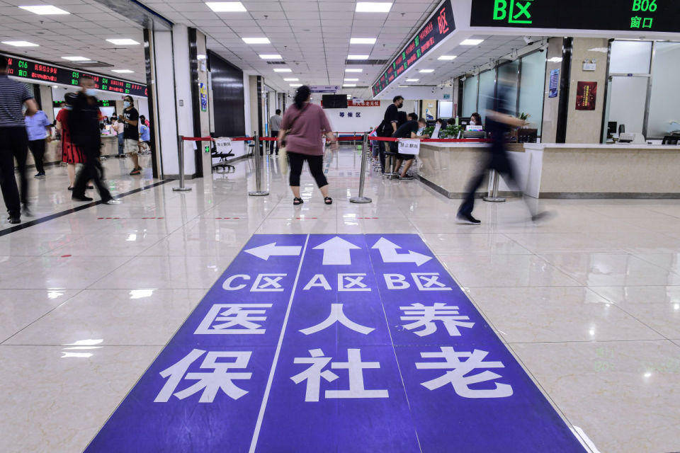 快評(píng)丨“一手辦事一手收錢(qián)”，編外人員微腐敗為何更“大膽”？:宏鑫機(jī)械設(shè)備有限公司
