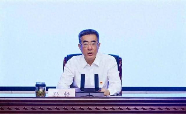 孫軼履新商務(wù)部<strong></p>
<p>宏鑫機(jī)械設(shè)備有限公司
</strong>，此前在江蘇任職:宏鑫機(jī)械設(shè)備有限公司
