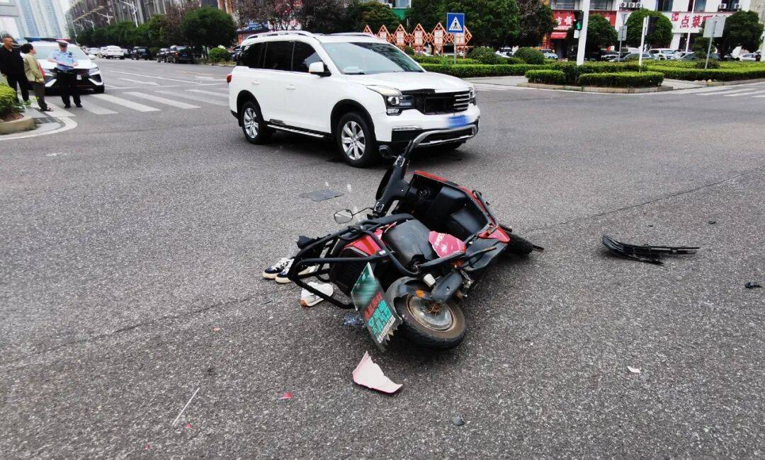 湖南湘潭一女生騎車(chē)闖紅燈<strong></p>
<p>宏鑫機(jī)械設(shè)備有限公司
</strong>，骨折、肝破裂…:宏鑫機(jī)械設(shè)備有限公司
