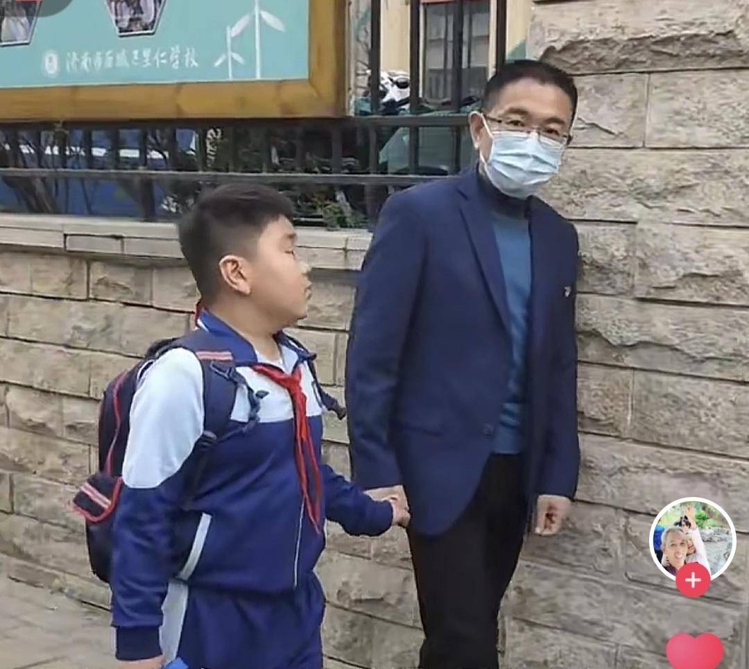家長(zhǎng)追憶54歲病逝的濟(jì)南“雞排校長(zhǎng)”：孩子們說他口袋里常備著糖<strong></p>
<p>宏鑫機(jī)械設(shè)備有限公司
</strong>，雨天撐傘在校門口接送學(xué)生:宏鑫機(jī)械設(shè)備有限公司
