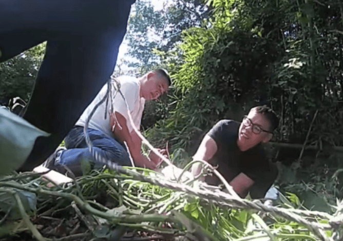 民警在公墓抓獲一嫌疑人<strong></p>
<p>宏鑫機(jī)械設(shè)備有限公司
</strong>，查獲假發(fā)、人臉面具……:宏鑫機(jī)械設(shè)備有限公司
