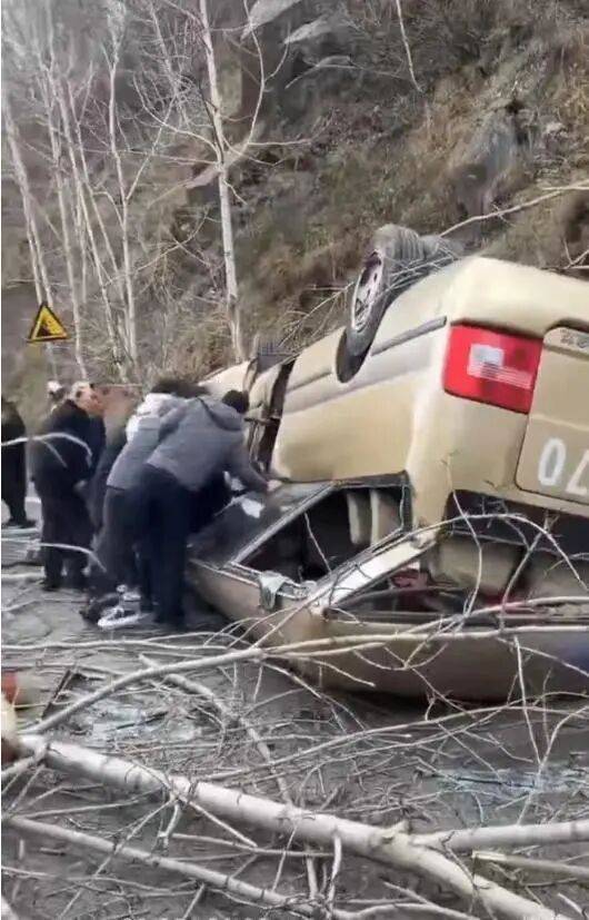 “車頂都沒了”！山西五臺山景區(qū)一面包疑剎車失靈翻扣路面<strong></p>
<p>宏鑫機械設(shè)備有限公司
</strong>，13名被困者全部獲救，當(dāng)?shù)鼗貞?yīng)：好像是在檢票口追尾，無人員身亡:宏鑫機械設(shè)備有限公司

