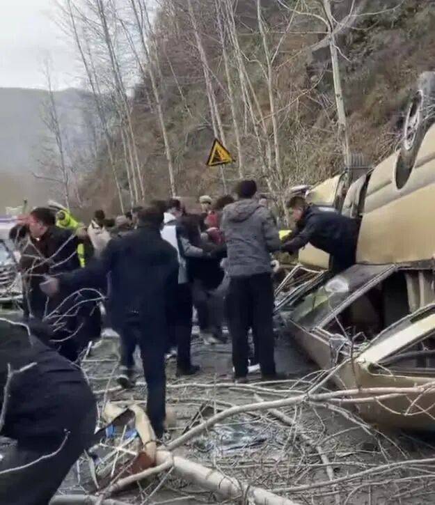 “車頂都沒了”！山西五臺山景區(qū)一面包疑剎車失靈翻扣路面<strong></p>
<p>宏鑫機械設(shè)備有限公司
</strong>，13名被困者全部獲救，當(dāng)?shù)鼗貞?yīng)：好像是在檢票口追尾，無人員身亡:宏鑫機械設(shè)備有限公司

