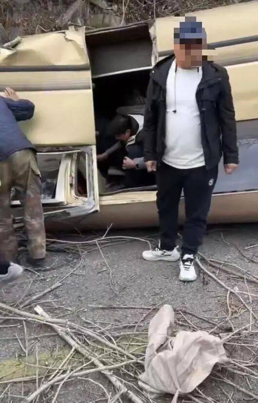 “車頂都沒了”！山西五臺山景區(qū)一面包疑剎車失靈翻扣路面<strong></p>
<p>宏鑫機械設(shè)備有限公司
</strong>，13名被困者全部獲救，當(dāng)?shù)鼗貞?yīng)：好像是在檢票口追尾，無人員身亡:宏鑫機械設(shè)備有限公司
