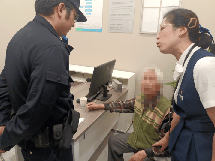 卡里近700萬<strong></p>
<p>宏鑫機(jī)械設(shè)備有限公司
</strong>，杭州84歲老人取錢要“買房”，其實(shí)她已深陷騙局半個(gè)月:宏鑫機(jī)械設(shè)備有限公司
