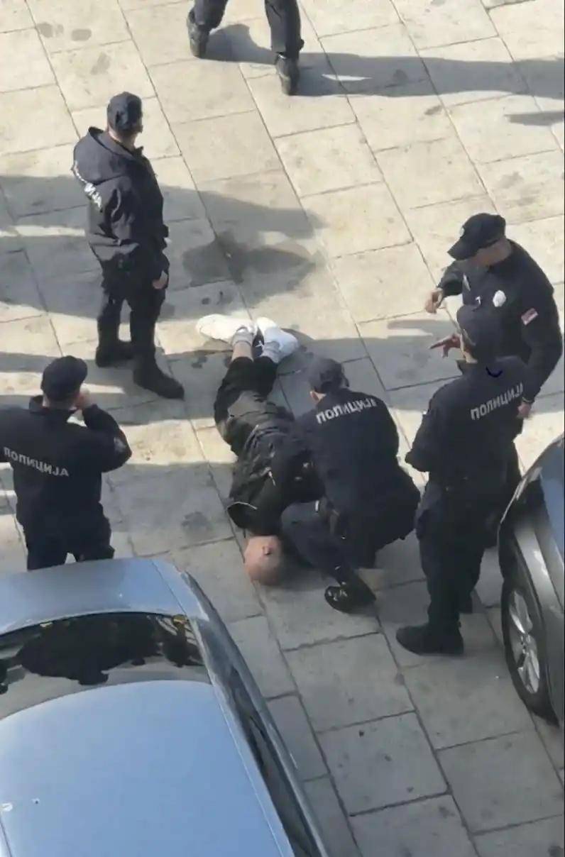 外媒：塞爾維亞國民議會(huì)大廈外發(fā)生槍擊事件<strong></p>
<p>宏鑫機(jī)械設(shè)備有限公司
</strong>，武契奇發(fā)聲:宏鑫機(jī)械設(shè)備有限公司
