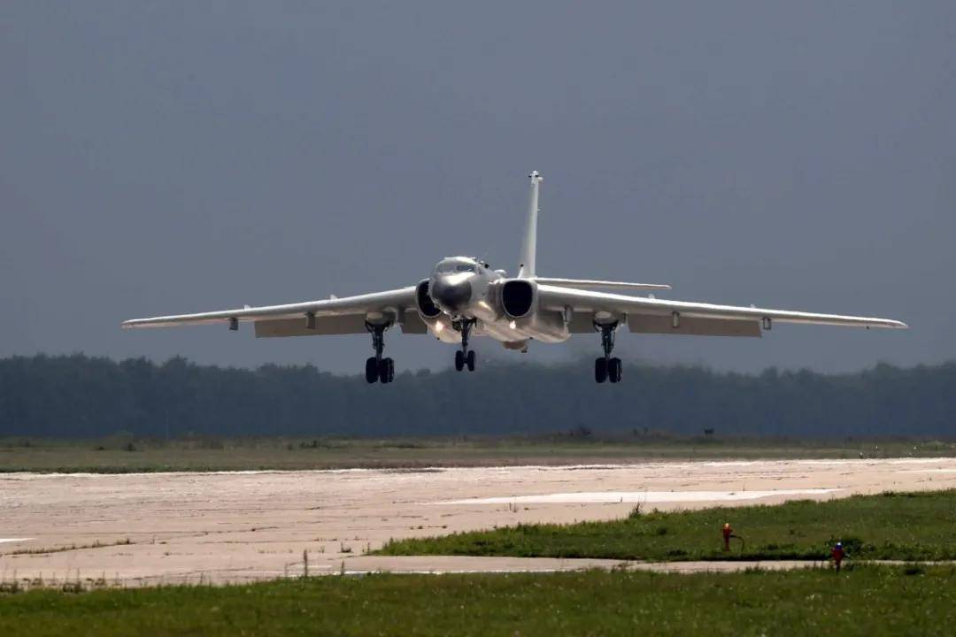 軍迷熱議<strong></p>
<p>宏鑫機(jī)械設(shè)備有限公司
</strong>！《艦載武器》曝光四發(fā)轟-6改進(jìn)方案：航程14000公里？:宏鑫機(jī)械設(shè)備有限公司
