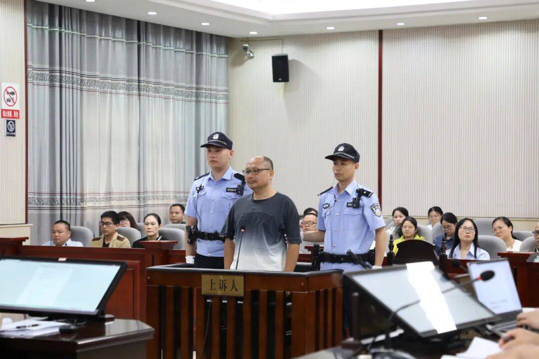男子殺害兩名7歲孩子！廣西法檢“兩長(zhǎng)”公開審理該案<strong></p>
<p>宏鑫機(jī)械設(shè)備有限公司
</strong>，將擇期宣判:宏鑫機(jī)械設(shè)備有限公司
