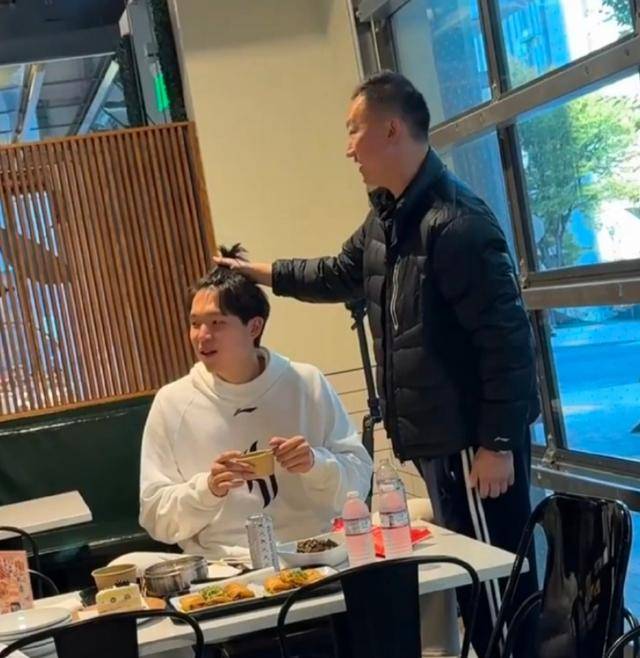 一起來為小楊加油！楊瀚森將代表開拓者出戰(zhàn)NBA常規(guī)賽，首戰(zhàn)面對森林狼對方內(nèi)線長人林立:宏鑫機械設(shè)備有限公司
