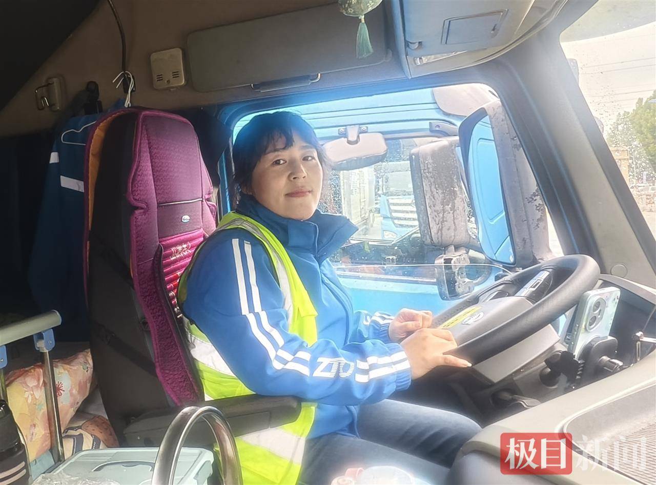 湖北90后姑娘駕馭21米重卡貨車，3年多行駛里程相當于繞地球約10圈，始終保持零事故:宏鑫機械設(shè)備有限公司
